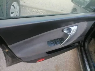 Nissan Primera 1.6 2007 года, черный цвет. VIN: SJNFAAP12U2313909, ПТС: 99 49 823711, госномер: С325АЕ196. Двигатель бензиновый QG16-087203Q, мощность 109 л.с. (80,1 кВт), объем 1597 см³. Экологический класс нулевой, разрешенная максимальная масса 1940 кг, масса без нагрузки 1396 кг.