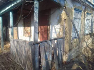 жилое ветхое  здание площадью 27,5 кв.м. земельный участок 1724 кв. м расположенные по адресу Краснодарский край Абинский район Ст. Мингрельская ул Линейная 63