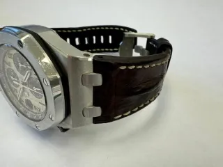 Наручные часы «Audemars Piguet Royal Оаk 0ffshore ref. 26470st.oo.a801cr.01», корпус ромбовидный, из металла серебристого цвета, ремешок из материала черного цвета с замком из металла серебристого цвета. На оборотной стороне: штампованная надпись «ROYAL OAK OFFSHORE», «№ 0191», «I 20350», б/у…