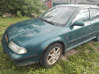 Skoda Octavia 1998 года, зеленый. VIN: TMBZZZ1U8X2198800, ПТС: 71OM503011, госномер: К079СА71. Изготовитель: Чехия. Двигатель: бензиновый, модель 180 (110.3), объем 1781 см³, экологический класс нулевой. Максимальная масса 1810 кг, масса без нагрузки 1295 кг.