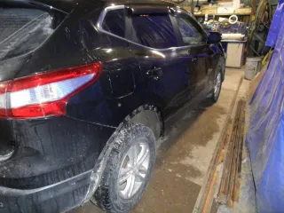 Nissan Qashqai 2014 года, черный цвет, VIN: SJNFBAJ11U1101322, ПТС: 78 УУ 207869, госномер: М048АР186, бензиновый двигатель 2.0 л (144 л. с.), объем 1997 см³, максимальная масса 1890 кг, масса без нагрузки 1447 кг. Совместно нажитое имущество.