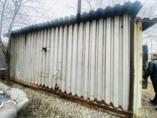 Контейнер 20 футов, дата изготовления 01.01.2004 г., расположенный в районе дома по адресу: Приморский край, г. Артем, ул. 1-я Рабочая, 83/2.