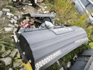 Мини-погрузчик Bobcat S850 заводской номер ACSL11164 Навесное оборудование щетка с бункером Sweeper Bucket 84 серийный номер А00А01354 снегоуборочный отвал V-Blade 84 серийный номер 084001021 угловая метла Angle Broom 84 серийный номер 231416282