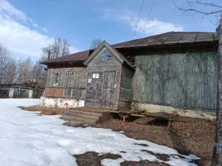 Нежилое здание, 601.1 кв.м, 1937 г., Нижегородская область, с прилегающим земельным участком. Одноэтажное, каменное, деревянное, нежилое здание 1937 года постройки в удовлетворительном состоянии. Перекрытия – деревянные, крыша – по обрешетке железо. Окна наружные с деревянными рамами, двери –…
