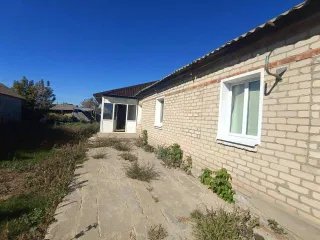 Дома 113,4 м² и участок 885 м², Саратовская область. Жилой дом, площадью: 113,4 кв.м., с кадастровым номером: 64:22:141516:28, расположенный на земельном участке, площадью: 885 кв.м., с кадастровым номером: 64:22:141516:6. Адрес: Российская Федерация, Саратовская область, Новоузенский, г…