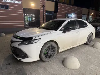 Тойота Камри 2018 года выпуска. VIN: XW7BF4HK40S105870. Автомобиль в аварийном состоянии, двигатель нуждается в ремонте. Ознакомиться можно, предварительно согласовав по телефону +7-919-408-26-07.