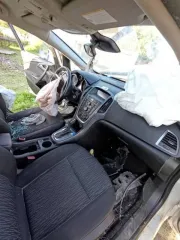 Opel Astra 2014 года, серебристый металлик. VIN: XUFPD6DD7E3040527, госномер М728УВ32. Двигатель бензиновый, 1.6 л (1598 куб. см), мощность 116 л.с., экологический класс 5. ПТС 78 ОЕ 399406. Максимальная масса 1940 кг, снаряженная масса 1443 кг.