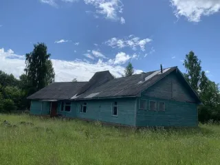 Здание школы №34, 239,5 кв.м, земельный участок 3431 кв.м, Архангельская область. Здание «Прилуцкой начальной общеобразовательной школы №34», с кадастровым номером 29:01:120406:495, площадью 239,5 кв.м., расположенное по адресу: РФ, Архангельская обл., м.о. Вельский, д. Прилуцкая, ул. Солнечная, д…