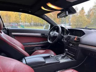 Автомобиль марки Мерседес Бенц Е250, 2011 г.в., VIN WDD2073471F119241, цвет белый.