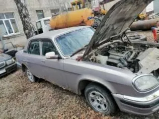 Автомобиль ГАЗ 31105 2008 года выпуска, цвет золотисто-бежевый. Мощность двигателя 97 кВт / 131,9 л.с., объем двигателя 2,429 л. Коробка передач механическая, привод задний. Пробег 247000 км. VIN Х9631105081421757, номер кузова 31105080188895, государственный регистрационный знак M696УC54…