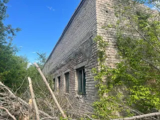 Нежилое здание 295.8 кв.м Самарская область ½ в нежилом здании кадастровый номер 63:08:0105050:892, местоположение: Самарская область, г. Сызрань, ул. Промышленная, д.10, площадью 295,8 кв.м.