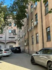 Доля нежилых помещений 509 кв.м и 721,3 кв.м, право аренды ЗУ 779 кв.м, Москва, 3437/10000 доли в праве собственности на нежилое помещение - 509 кв. м (этажи 1-4, мансарда, технический этаж, подвал), нежилое помещение - 721,3 кв. м, (этажи 1, 2, подвал), с учетом неотделимых улучшений (32 поз.)…