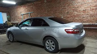 Toyota Camry 2010 года выпуска, VIN XW7BE40K90S019839, цвет серебристый металлик. Мощность двигателя: 167 (123). Марка: Toyota. Объем двигателя: 2362. Коробка передач: автомат. Пробег: 506550. Экологический класс: четвертый. Вид транспорта: седан. Привод: передний. Государственный регистрационный…