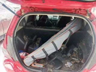 Honda Fit 2001 года, 86 лс, 320000 км, АКПП, идентификационный номер GD11015179, цвет красный, мощность двигателя 86 лс. Не работают задние стеклоподъемники, в 2024 году установлен контрактный двигатель и коробка вариатор, правый порог и крылья гнилые.
