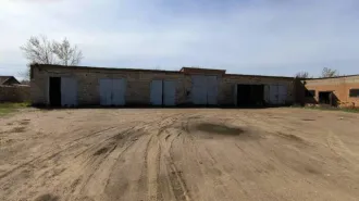 База (гаражи, склад, бытовое помещение, земельный участок) 13374,9 м², Астраханская область. База, расположенная по адресу: Астраханская область, с. Енотаевка, ул. Мусаева, 6, в составе: Гараж пятиместный. Площадь: 151,8м2. Кадастровый номер: 30:03:050103:1273; Гараж кирпичный. Площадь: 390,5м2…