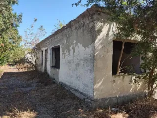 Нежилое здание площадью 664,5 кв. м, кадастровый номер 90:13:040501:1236, с расположенным под ним земельным участком площадью 2112 кв. м, кадастровый номер 90:13:040501:1237 (категория земель – земли населенных пунктов; вид разрешенного использования – бытовое обслуживание), по адресу: Республика…