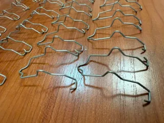 Годные остатки изделий: крышка-заглушка для фары автомобиля из резины черного цвета 80 штук, патрон для лампочки 41 штука, заглушки из резины черного цвета 122 штуки, элемент крепления из пластмассы белого цвета 40 штук, патрон для лампочки из пластмассы серого цвета 40 штук, элемент крепления из…