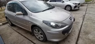 Peugeot 307, 2007 г.в., VIN: VF33CNFUL84954453, серый кузов, объем 1587 см³, мощность 109 л.с., экологический класс 4, тип: хэтчбек. В залоге у ООО МКК «КарМани». Состояние: битое в левую переднюю и заднюю части, после ДТП отремонтировано (видно по цвету краски), обшивка потолка демонтирована…