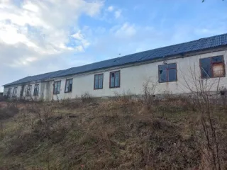 Здание школы 255.9 м² Кабардино-Балкарская Республика Баксанский муниципальный район с.п. Нижний Куркужин ул. Братьев Кумышевых д. 61. Нежилое 1-этажное здание из прочих материалов общей площадью 255.9 кв.м с земельным участком 2158 кв.м. Год ввода в эксплуатацию 1900. Кадастровый номер здания…