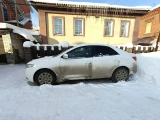 Kia Cerato, 2011 года, 126 лс, 175847 км еще Транспортное средство: Kia Cerato, VIN: KNAFU411AC5573202, 2011 г.в. Автомобиль требует ремонта: неисправен поворотник на левом зеркале заднего вида, неисправна аудиосистема, неисправен обогрев заднего стекла, при движении обнаружены стуки в ходовой…