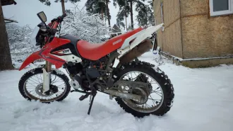 BS250-18 (IV) TTR250R, 2018 мотоцикл BS250-18 (IV) TTR250R, марка: BS250-18(IV), модель: TTR250R, год изготовления: 2018, VIN: LHJYJM189JB506282, г/н: 9822АВ47, вид собственности – совместная с супругом Арефьевым А.А. Автомобиль в неудовлетворительном состоянии, не находу, имеет сквозную коррозию…