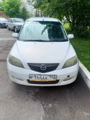 Mazda Demio 2003 года, 91 лс. Цвет белый. Госномер Р144АК142. Кузов DY3W-231087, имеются вмятины и коррозийные повреждения на багажнике.