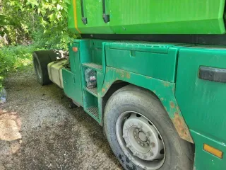 Renault AE 420 1995 года выпуска, серый цвет, левый руль. Госномер Т650АК154, VIN VF611GZA100008491, номер двигателя 5001823564. Бензиновый двигатель 18000 куб.см мощностью 415 л.с. (305 кВт). Грузовой седельный тягач, масса без нагрузки 7 450 кг, максимальная разрешенная масса 18 000 кг, пробег 1…