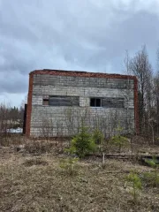 Нежилое здание, 773.6 кв.м, Республика Коми (№17-25-26) Нежилое здание площадью 773,6 кв.м., расположенное по адресу: Республика Коми, г.Сыктывкар, Човский промузел, ул. 3-я Промышленная, д. 37, кад№: 11:05:0101006:563, вид права: собственность. Здание находится в полуразрушенном состоянии, стекла…