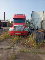 FREIGHTLINER ST120064ST, 2003 Грузовой автомобиль - тягач седельный, г/н: М921РВ154, VIN: 1FUJBBCG84LM84466, цвет-красный (арест). Год выпуска: 2003, марка грузовика: FREIGHTLINER, модель: ST120064ST, тип кузова: грузовой автомобиль - тягач седельный, VIN: 1FUJBBCG84LM84466.