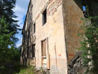 Нежилое двухэтажное здание (оставшаяся часть), общей площадью 368.4 кв.м, кадастровый номер 47:01:1118001:201, вместе с земельным участком общей площадью 830 кв.м, кадастровый номер 47:01:1122001:2063, категория земель – земли населенных пунктов, вид разрешенного использования – бытовое…