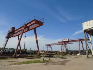 Конструкции колонн и анкерных планок металлические из балки 40К4, стали листовой толщина от 10 мм до 45 мм, огрунтованные. Конструкции балок и прокладок металлические из труб квадратных периметром от 1,3 м до 2,12 м толщин. Конструкции стропильных и подстропильных ферм металлические из труб…