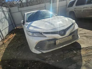 Легковой автомобиль (седан) Toyota Camry, 2019 г.в., г/н Т200АК761, VIN XW7BFYHK40S141954, белого цвета, сколы и царапины по всему кузову, решетка радиатора снята, находится в залоге. Адрес: г. Москва, Подушкинский путепровод, д. 1, стр. 1.