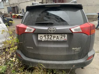 Toyota RAV4. На ходу. Сколы и трещина на лобовом стекле, вмятина на заднем правом крыле, отсутствует запасное колесо. Ключи — 2 комплекта.