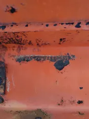 Полуприцеп-цистерна Neftaz 96742-03, 2010 год, цвет оранжевый. VIN: X1F96742BA0001119, госномер: АР584586. Имеет множественные сколы, местами коррозию, отсутствуют все колесные диски и резина.