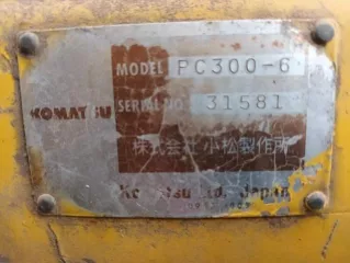 Экскаватор гусеничный Komatsu PC-300-6, 1999 г., заводской № (рамы) 31581, ГРЗ ММ804949. Местонахождение: Респ. Саха (Якутия), г. Олекминск, с. Авиапорт, ул. Кузьмина, д. 2.