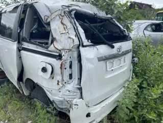 Toyota Voxy 2011 года, цвет белый, VIN ZRR70-0431981. Проверить техническое состояние не представляется возможным. ПТС, СТС, ключи отсутствуют.