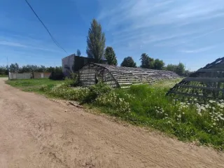 Имущественный комплекс: здания, сооружения и земельный участок 14933 кв.м, Татарстан, Казань, пос. Мирный. Здание S=319,7 кв.м, здание механ.мастерской S=514,2 кв.м, сооружения (навозохранилище, скважина в ж. м. Мирный, теплица летняя S=10х36, водозаборная скважина питомник в ж.м.Мирный, ворота…