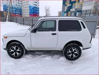 Lada 212140 4x4 2023 года, VIN XTA212140R2484180, пробег 27 000 км, цвет белый, коробка передач МКПП, руль левый, состояние удовлетворительное.