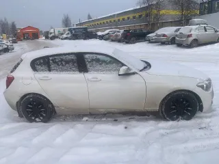 BMW 1 серии 2013 года, 136 л.с., пробег 210000 км, автоматическая коробка передач. Модель BMW 116i. VIN: WBA1A11020J650140. Автомобиль находится в залоге. Пробег рекомендуется уточнять при осмотре.