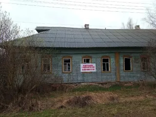 Нежилое здание 139,2 кв.м. с земельным участком 1211 кв.м., Любимский р-н, год завершения строительства 1876, общей площадью 139,2 кв.м., по адресу: Ярославская обл., р-н Любимский, д. Булаково, ул. Школьная, д. 22, кадастровый номер: 76:06:070201:118, с земельным участком 1211 кв.м…