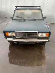 ВАЗ-21074, 2004 г.в., VIN: XTA21074041950680, без госномера. Кузов зеленого цвета, на переднем бампере трещина, передняя правая фара разбита. Зрительно 4 колеса приспущены, рабочее состояние не проверялось (Уведомление №2677 К от 13.10.2025 г.).