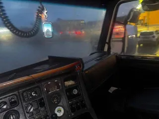 Scania 113 1992 года. Грузовой седельный тягач. На ходу или нет — неизвестно. Дефекты ЛКП, ржавчина, течь воды в салон, масляное запотевание в районе гидроцилиндра подъема кабины. Более подробное техническое состояние выясняйте самостоятельно в ходе осмотра.