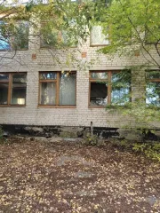 Бывшая школа 1669.2 кв.м, Липецкая область, Измалковский муниципальный округ, деревня Ясенок, улица Советская, дом 8. Имущественный комплекс состоит из: нежилого здания школы общей площадью 1439.3 кв.м, нежилого здания "гараж" общей площадью 103 кв.м, нежилого здания "котельная" общей площадью 127…