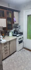 Доля квартиры 19/200, общая площадь 63.7 кв.м. Адрес: Россия, Респ Хакасия, г Абакан, ул Торговая, дом 4, квартира 32. Кадастровый номер: 19:01:010101:3035. Помещение является коммунальной квартирой, состоящей из 3х комнат. У каждой комнаты свой собственник. Санузлы, кухня, коридор-общие…