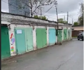 Гараж-бокс площадью 20,5 кв.м по адресу: Москва, площадь Рижская, дом 7Б, строение 1, помещение 10, кадастровый номер 77:02:0021016:1116. Общая площадь 20,5 кв.м. Имеются ограничения: арест, запрет регистрационных действий.
