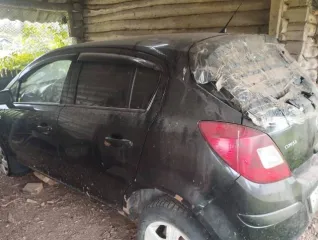 Opel Corsa 2009 года, черный, 80 л.с., объем двигателя 1.2 л (1229 куб.см), пробег 100000 км. Проблема с двигателем, только эвакуатор.