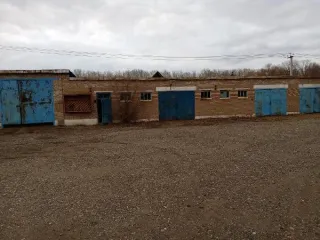 Гараж и склад общей площадью 48,1 кв.м в Оренбургской области. Два помещения: гараж 56:26:1502019:235 площадью 27,5 кв.м и склад 56:26:1502019:236 площадью 20,6 кв.м. Нежилое помещение с кадастровым номером 56:26:1502019:235 площадью 27,5 кв.м, расположенное по адресу: Российская Федерация…