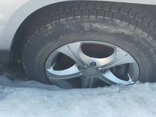 Kia Sportage, 2009 года, 141 л.с., серого цвета, VIN: XWEKH812DA0000618, ПТС 39 МУ 013369. Автомобиль имеет повреждения: заднее левое крыло - нарушение ЛКП (потертости), царапина длиной 80-90 см над передней и задней левой дверью (нарушение ЛКП), накладка передней левой двери - нарушение ЛКП…