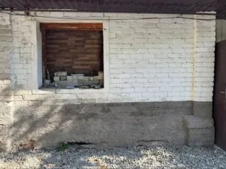 Нежилое помещение площадью 38,1 кв. м, расположенное на первом этаже многоквартирного одноэтажного дома по адресу: Саратовская область, г. Саратов, пер. Смурский, д. 8, кв. 9. Кадастровый номер: 64:48:000000:209315. Кадастровый номер здания: 64:48:000000:44187. Кадастровая стоимость: 78 540,1 руб…