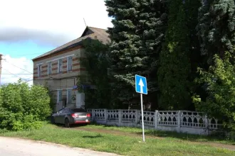Земельный участок 2074 кв.м, административное здание 356,7 кв.м, гараж 119,8 кв.м, Липецкая область Земельный участок, площадь 2074 кв.м., административное здание 356,7 кв.м., гараж 119,8 кв.м., газовая котельная 16 кв.м., уборная 2,4 кв.м., ограждение 79 м., сооружение - замощение 952,6 кв.м., по…